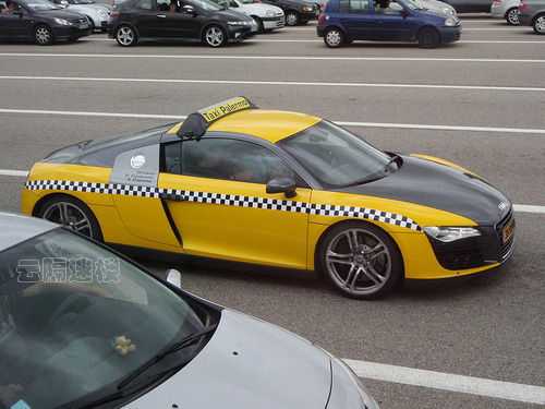 taxi in dubai Audi R8