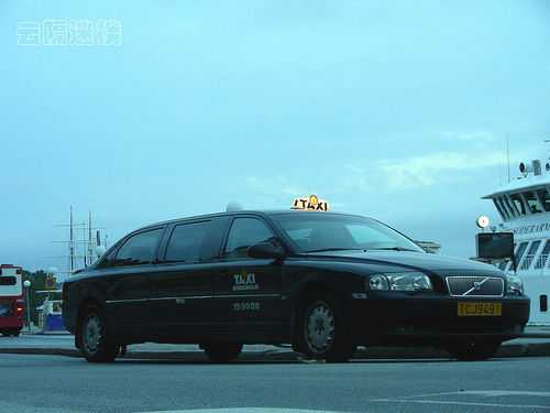 taxi in dubai Volvo S80