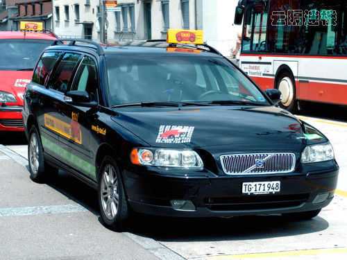 taxi in dubai Volvo SC70
