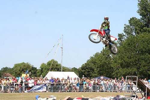 amazing-fearless-bike-stuntmen-12